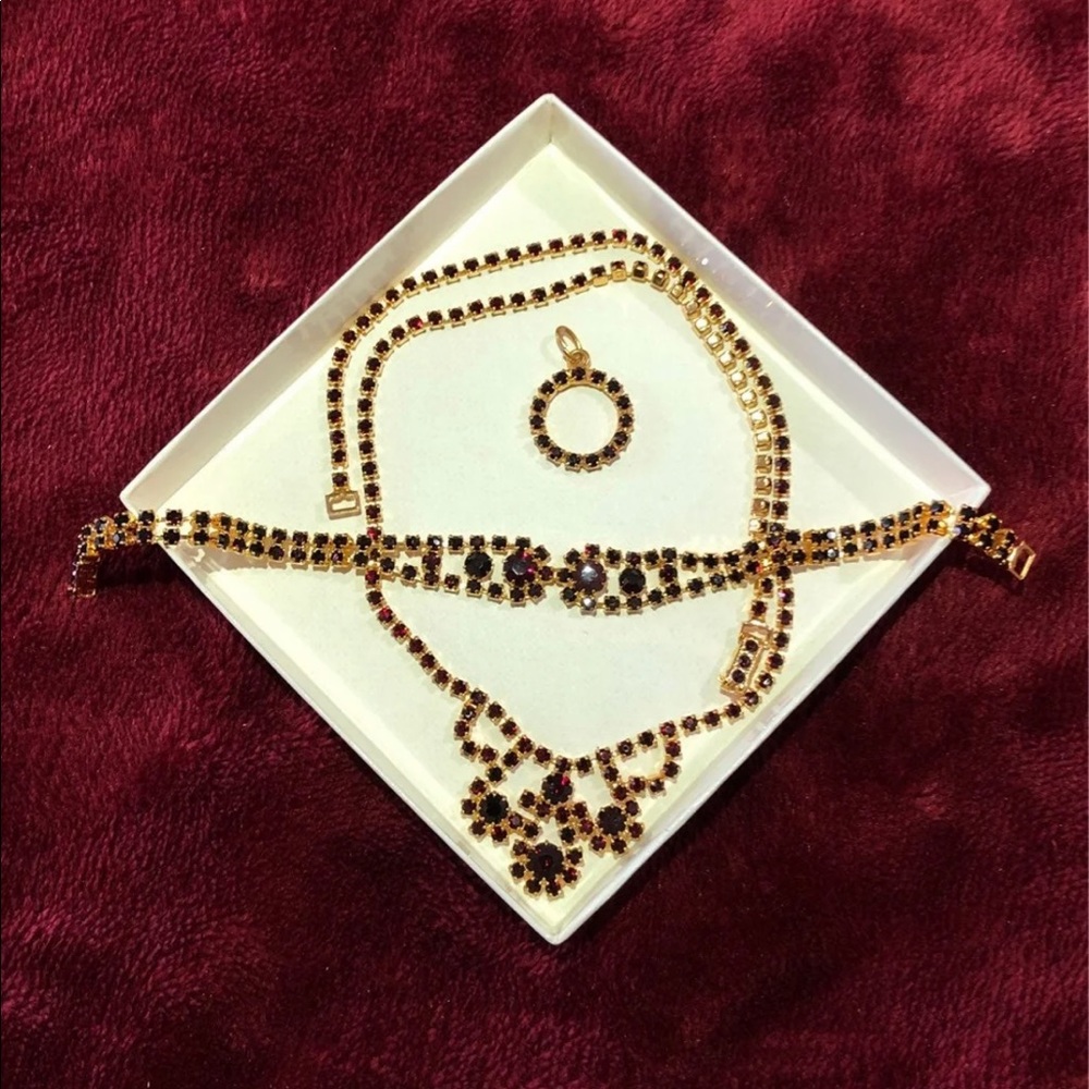Necklace, earrings and bracelet